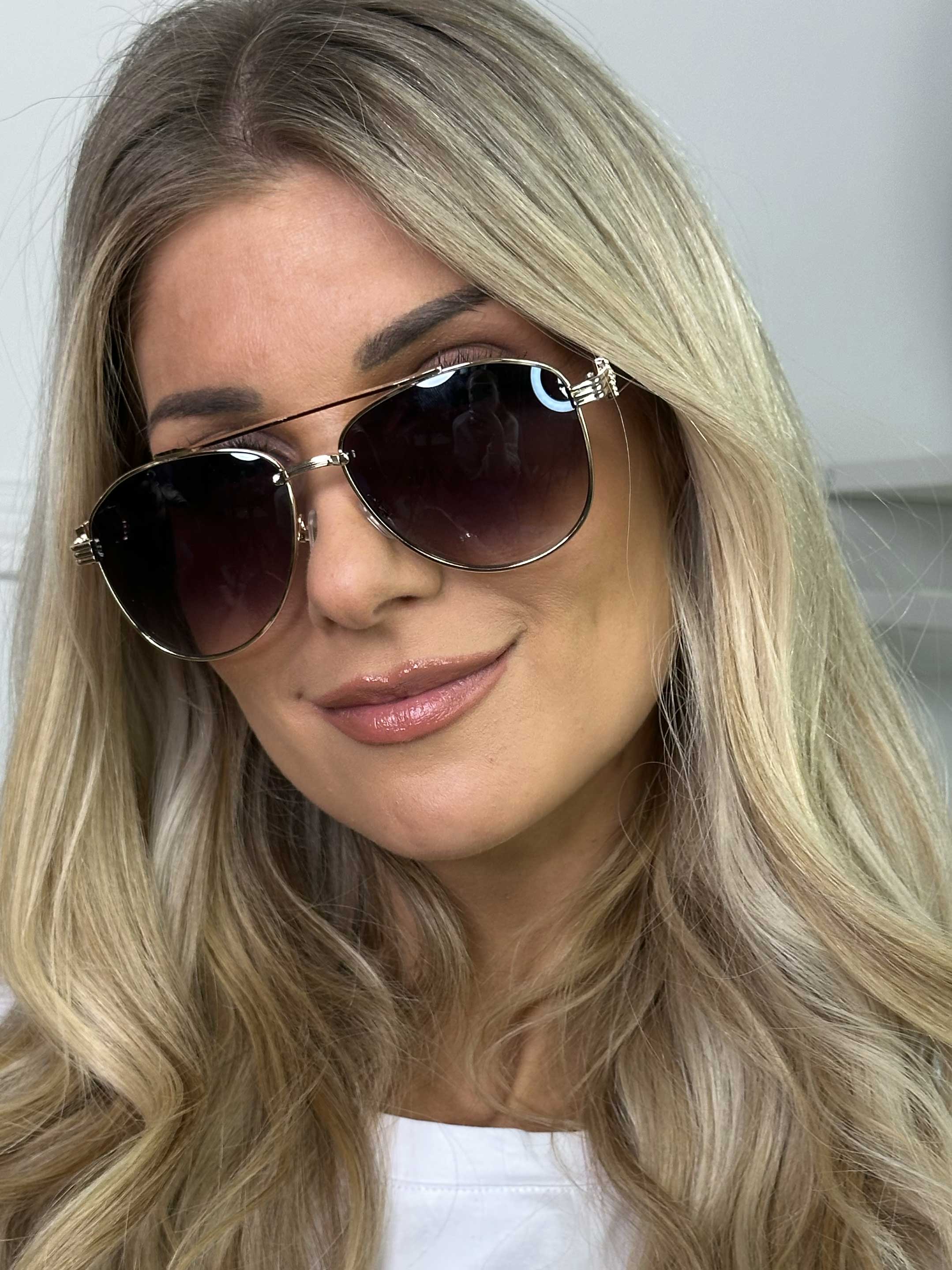 Lindas - Guld solbriller med stel i trælook